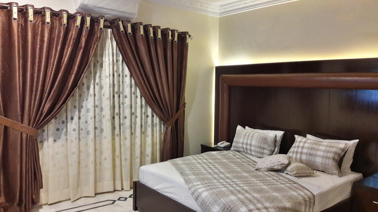 Hotel Seven 7 Karachi Buitenkant foto