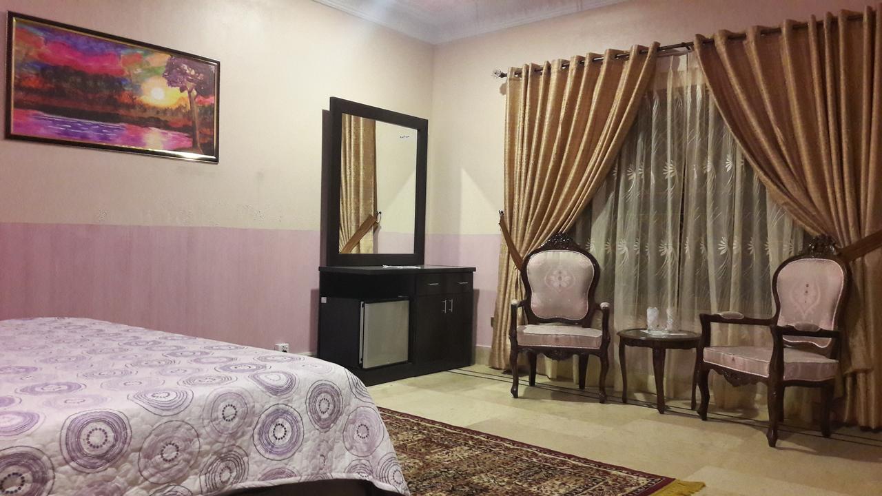 Hotel Seven 7 Karachi Buitenkant foto